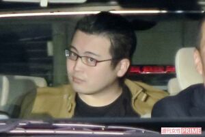 田無署へ移送される容疑者。捜査員に会釈し、無数のカメラにも動じず(12月2日)