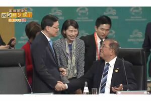 座ったまま各国首脳と握手を交わす石破茂首相（日テレNEWSの公式ホームページより）
