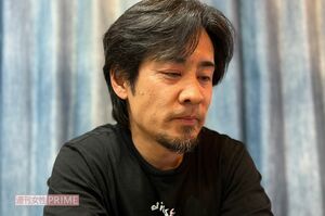 週刊女性PRIMEのインタビューを受ける『四一餃子』店主の川端眞一さん