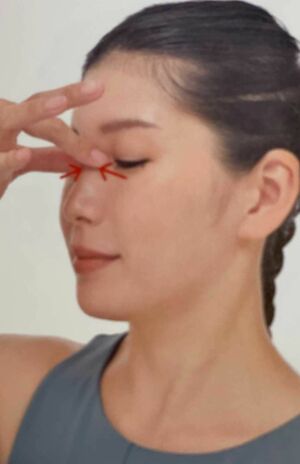 「鼻筋のリンパケア」（2）鼻筋の真ん中、付け根（目と目の間）も同様に行う。なお、鼻の付け根はとてもデリケートなので、一度に行うのは3回までに