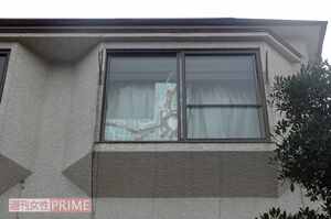 対馬悠介容疑者の暮らす自宅アパート。窓には大きなヒビが