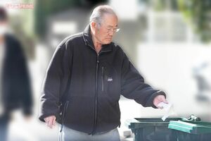 3月上旬、ゴミを出すため自宅から出てきた張本勲。番組についての質問には口を閉ざした