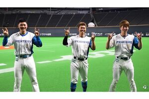 バズるきっかけとなった動画できつねダンスを踊る清宮(左、北海道日本ハムファイターズ公式YouTubeより)