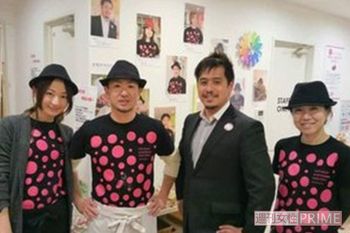 開店に駆けつけた岸本さん(右から2人目)とスタッフたち