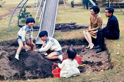 '71年11月、旧赤坂御所で砂遊びを楽しまれる3人のお子さま方と、見守られる上皇ご夫妻