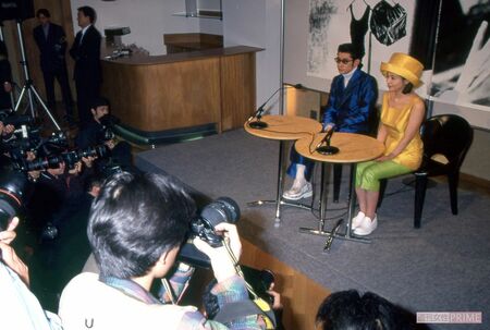 永瀬正敏と小泉今日子の結婚発表会見には多くの報道陣が駆けつけた('95年)