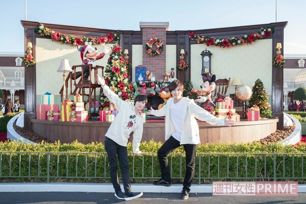 パークに入るとまず出迎えてくれるエントランスの装飾。クリスマスの準備に忙しそう! 撮影/廣瀬靖士 (c)Disney