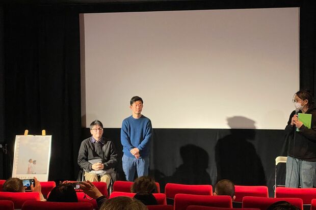 舞台挨拶に登壇したフィリピンとのミックスルーツで映画監督の稲津勝友監督（左）、『世界は僕らに気づかない』の飯塚花笑監督（右）