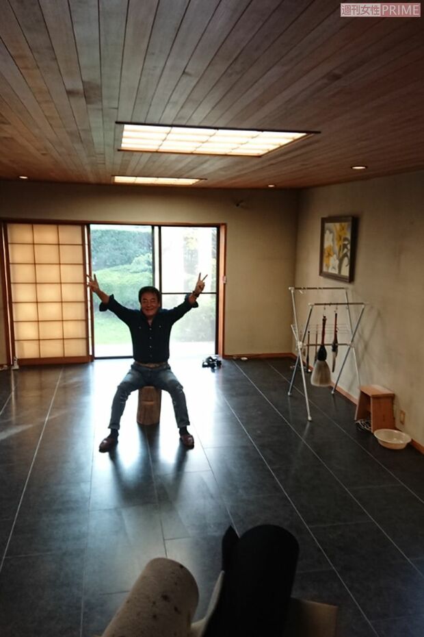 断捨離後、すっきりしたご自宅にて。「断捨離は、体力と気力のあるうちにやらねばと思いましてね。ただ冷蔵庫も捨ててしまったのは不便で、やりすぎたかな（笑）」　