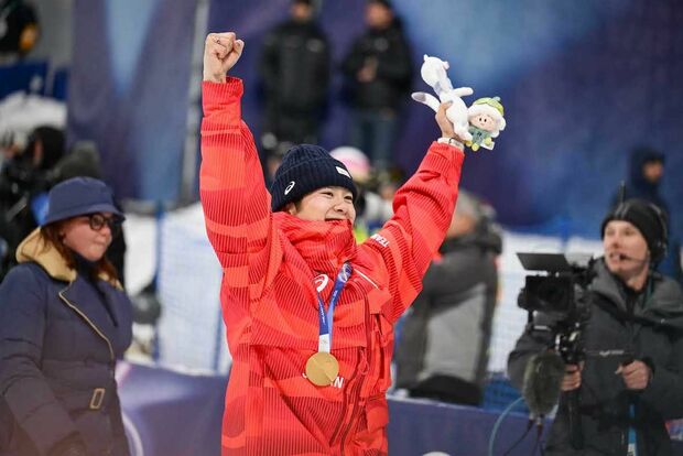 ミラノ・コルティナ五輪のスノーボード男子ハーフパイプで金メダルを獲得した戸塚優斗　撮影／JMPA