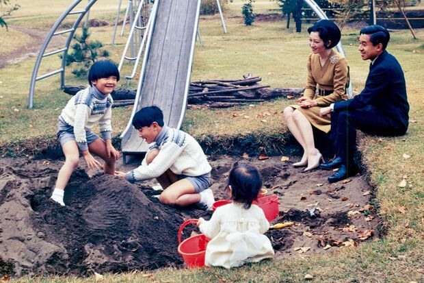 '71年11月、旧赤坂御所で砂遊びを楽しまれる3人のお子さま方と、見守られる上皇ご夫妻