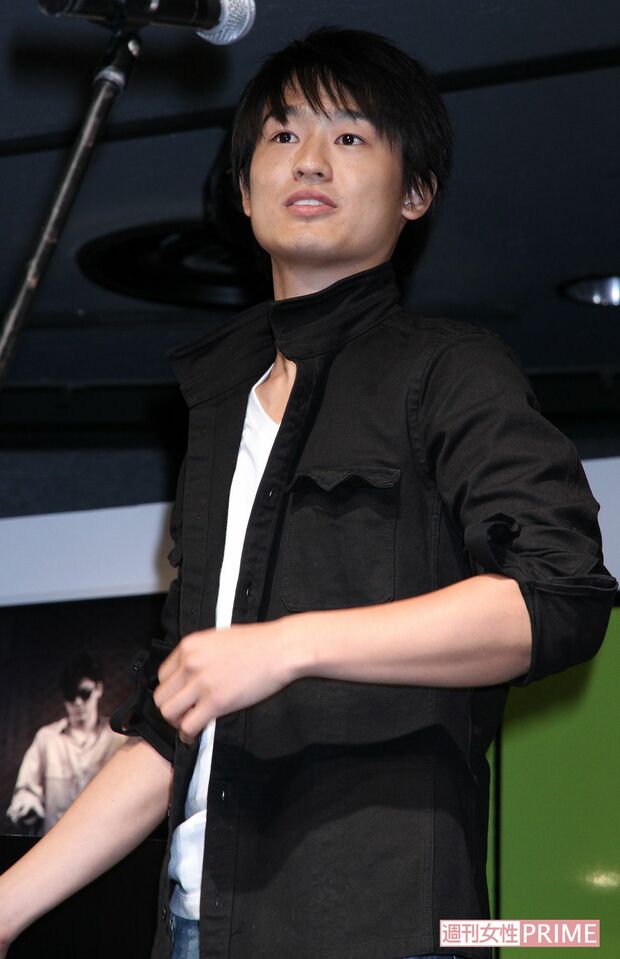 尾崎豊展で歌う、息子の尾崎裕哉（2012年）