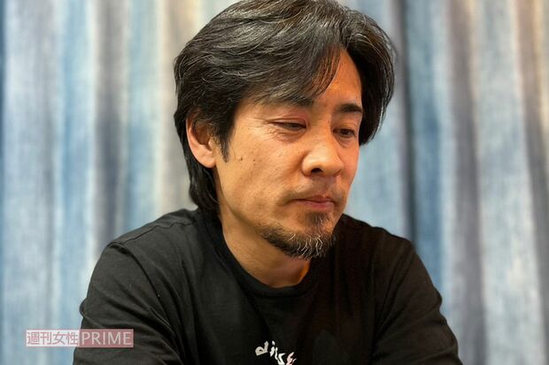 週刊女性PRIMEのインタビューを受ける『四一餃子』店主の川端眞一さん