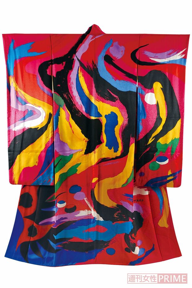 TAROきもの 岡本太郎原案（昭和49年頃（1974頃） 東京・岡本太郎記念館蔵 撮影：堤 勝雄）／「きものは、“絵画”を身につけて、誇らしく楽しむ、世界でもユニークな衣装だと思う」と岡本太郎。そんな彼は昭和49年にブランド『TAROきもの』を立ち上げた。本展では、昔のもののみならず、現代の着物も多数展示