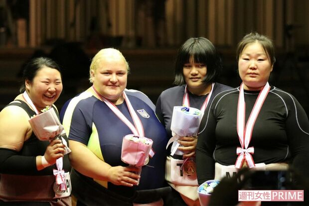 女子相撲の今日和さん（左）　写真／立命館大学提供