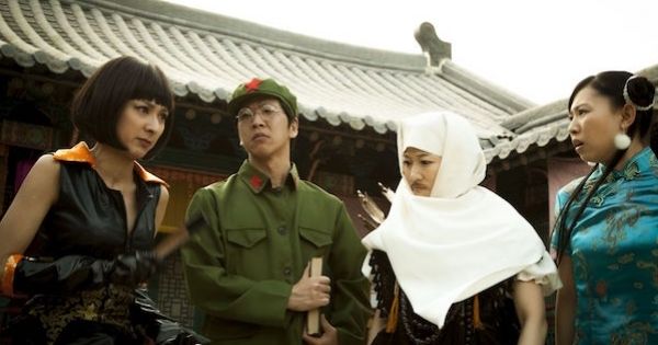 おおかわら氏は、オリジナルキャラクター張明役として映画にも出演（左から二番目）