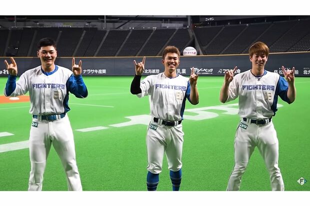 きつねダンスを踊る清宮(左、北海道日本ハムファイターズ公式YouTubeより)