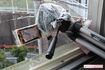 自宅マンション上層階の共有窓には、角度を変えた監視カメラを2台も設置。写真はその1台