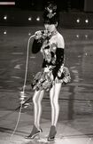 ミニスカートで力強く歌う中森明菜