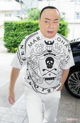 足早に現場入り。長年のゴルフとスキーで下半身を鍛えているため、歩く速度がとても速い（撮影／佐藤靖彦）