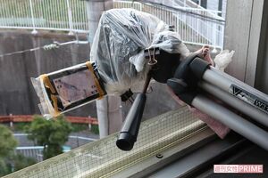 自宅マンション上層階の共有窓には、角度を変えた監視カメラを2台も設置。写真はその1台