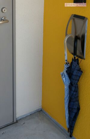 自宅前には傘が２本、立てかけられていた