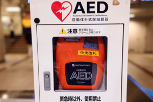 駅に設置されているAED（自動体外式除細動器）※画像はイメージです