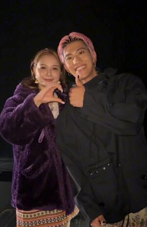 2023年の『Rakuten GirlsAward 2023 AUTUMN/WINTER』ではイケメンモデルとツーショットを披露した村重杏奈(イベント公式TikTokより)