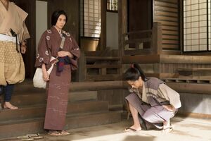 直虎は、名前を独断で井伊へと戻した虎松を問い詰めるが、「なぜ自分がただの百姓に説教されなくてはいけない」と言い返される。(c)NHK