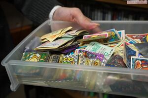 竹内さんが所有する40代、30代には懐かしいビックリマンシール。ほかにも8mmディスクのCDやゲームの攻略本も残る