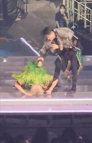 “自撮りファンサ”による炎上騒動を受けてか、ファンに土下座する『HiHi Jets』猪狩蒼弥とそれを止めるような仕草の『Aぇ! group』佐野晶哉（ツイッターより）