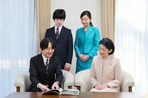 '22年の元日に公開された秋篠宮家の家族写真。植物に関する本をご覧に
