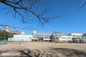 蚕糸の森公園と隣接する小学校