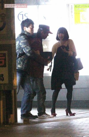 2012年2月、誕生日会場を後にする志村けんさん、両脇には宮迫博之とみひろ