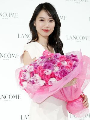 お気に入りは美容液『ジェニフィック』。イベントでは、透明感あふれるツヤ肌が輝いていた戸田恵梨香　撮影／伊藤和幸
