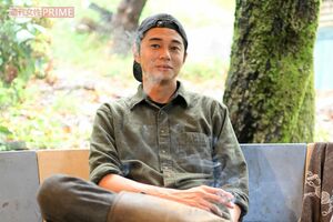 インタビュー後に一服する東出昌大