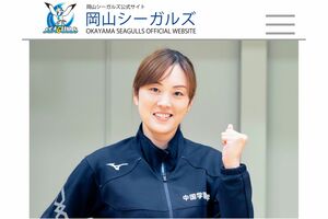 大学ではバレー部のコーチも務めているという山口舞（岡山シーガルズ公式HPより引用）