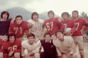 上智大学ではアメリカンフットボール部に入り、汗を流した（後列の左）