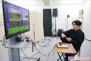 ファミコンをプレイする西野亮廣　撮影／伊藤和幸