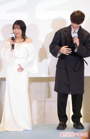 会見で爆笑する高畑充希(左)と岡田将生