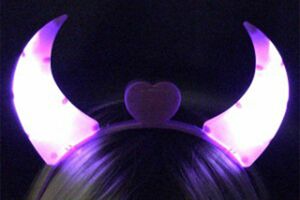【ピカピカ光るカチューシャ】動物の耳やリボン、ツノがついたタイプがギャルや子どもたちのツボ。ハロウィンなどでも活躍する