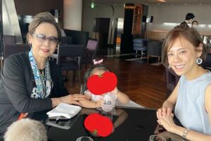 高橋真麻と母の小林亜紀子。ハートマークで隠された真麻の娘のお顔は2人にそっくり！　現在おなかにいる子も……!?（本人のSNSより）