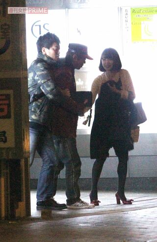 2012年2月、誕生日会場を後にする志村けんさん、両脇には宮迫博之とみひろ