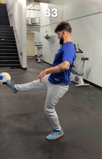 ドジャース選手の“リフティング王”に輝いたのは、25歳の外野手であるアンディ・パヘス。記録はなんと83回（公式Xより）
