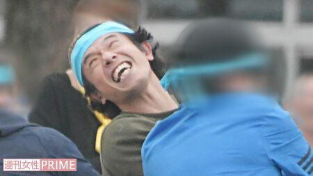 運動会で懸命に綱を引く庄司智春。テレビ以上に気合が入っていた。“ミキティー!”は欠席だった（2017年10月）