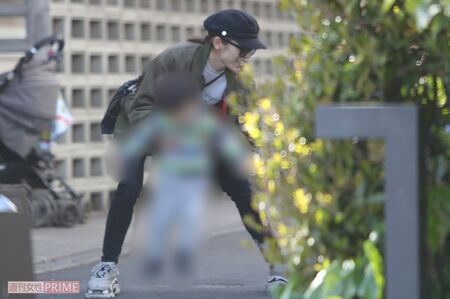 '19年4月の昼下がり、保育園に長男を迎えにきた若槻千夏。笑顔でじゃれ合っている。