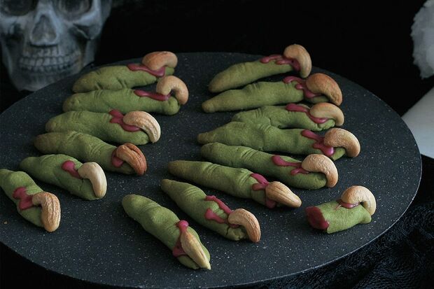 【魔女の指の抹茶ショートブレッド】抹茶風味のショートブレッドとカシューナッツが香ばしい焼き菓子。血に見立てた赤いアイシングがアクセント。たくさん作ってボックスに詰めたら、ホラーなサプライズに！　『可愛くって ホラーで 美味しい！ キモめし』より