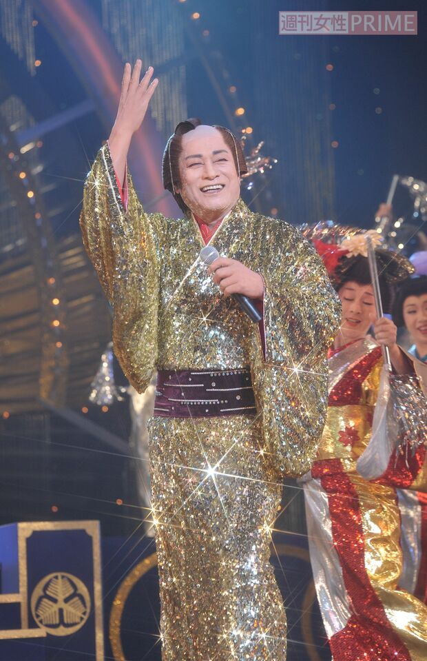 ゴージャスな衣装とダンスで、見ている人を笑顔の渦に巻き込む