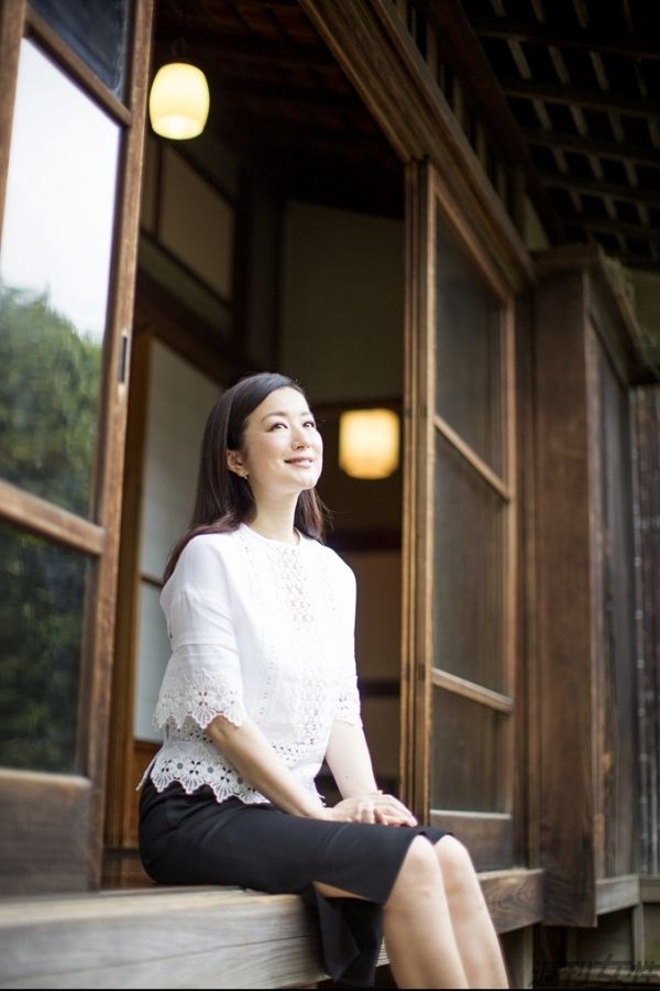  昭和初期の趣ある日本家屋で撮影。縁側でホッとひと息