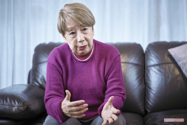 時には身振り手振りを交え、自らの半生を語る松井さん。その語り口は人を惹きつける（撮影／廣瀬靖士）